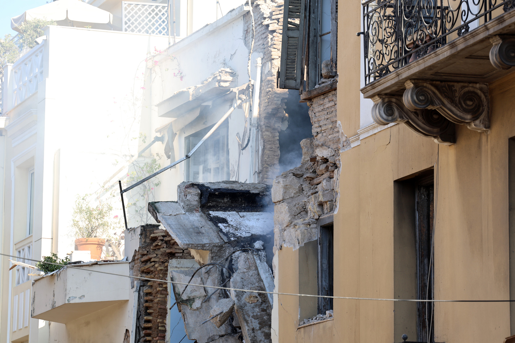 Τρεις συλλήψεις για τη φονική έκρηξη στην Πλάκα – Την τελευταία στιγμή γλίτωσε σχολικό με 12 μαθητές