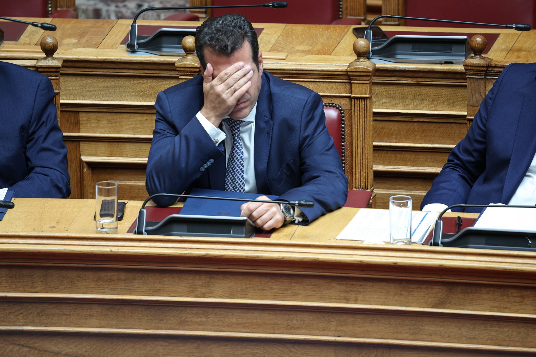 Μαξίμου καλύπτει Πλεύρη για το σωματείο με τους γιατρούς του Μαζωνάκη