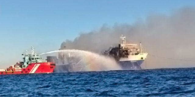 Φωτιά στο Blue Carrier 2: Καταστράφηκε ολοσχερώς το πλοίο – Προσπάθειες για να μην βυθιστεί