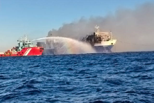 Φωτιά στο Blue Carrier 2: Καταστράφηκε ολοσχερώς το πλοίο – Προσπάθειες για να μην βυθιστεί