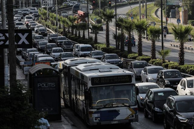 Τροχαίο στην Λ. Ποσειδώνος: Λεωφορείο συγκρούστηκε με φορτηγό