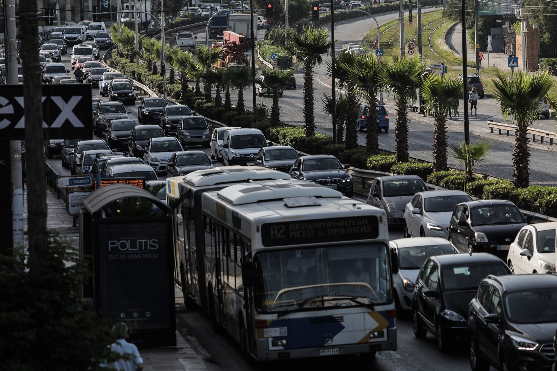 Τροχαίο στην Λ. Ποσειδώνος: Λεωφορείο συγκρούστηκε με φορτηγό