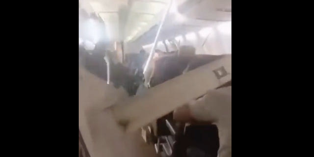 Τρόμος σε πτήση Boeing 737 στο Ιράν: Διαλύθηκε το εσωτερικό του μετά την απογείωση