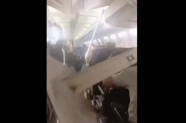 Τρόμος σε πτήση Boeing 737 στο Ιράν: Διαλύθηκε το εσωτερικό του μετά την απογείωση