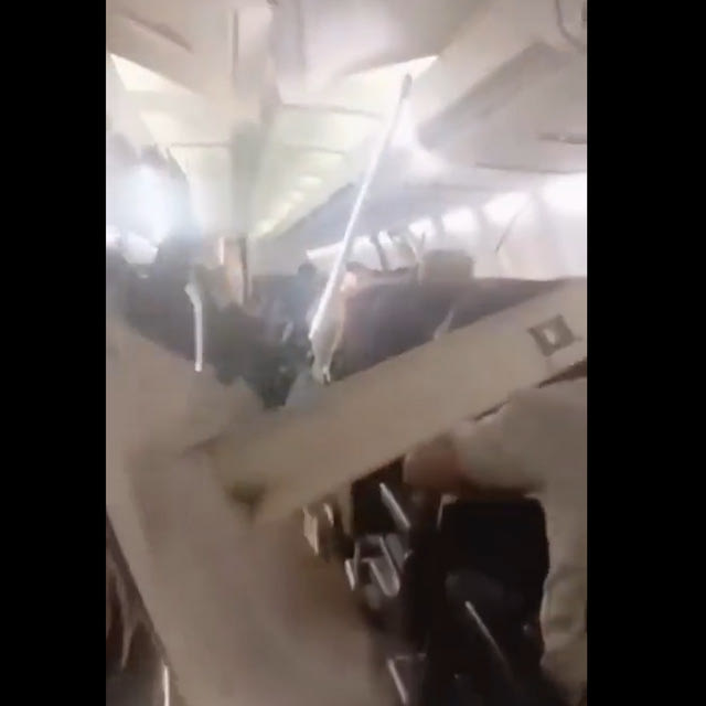Τρόμος σε πτήση Boeing 737 στο Ιράν: Διαλύθηκε το εσωτερικό του μετά την απογείωση