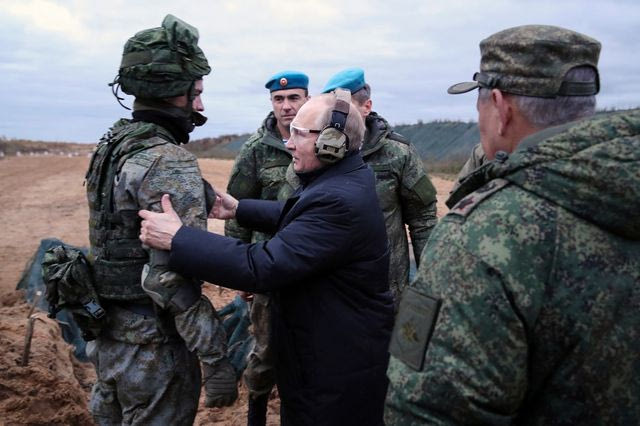 Η Ευρώπη καταγγέλλει ανοιχτά τον “υβριδικό πόλεμο” της Ρωσίας – Μπορεί να απαντήσει στον Πούτιν;