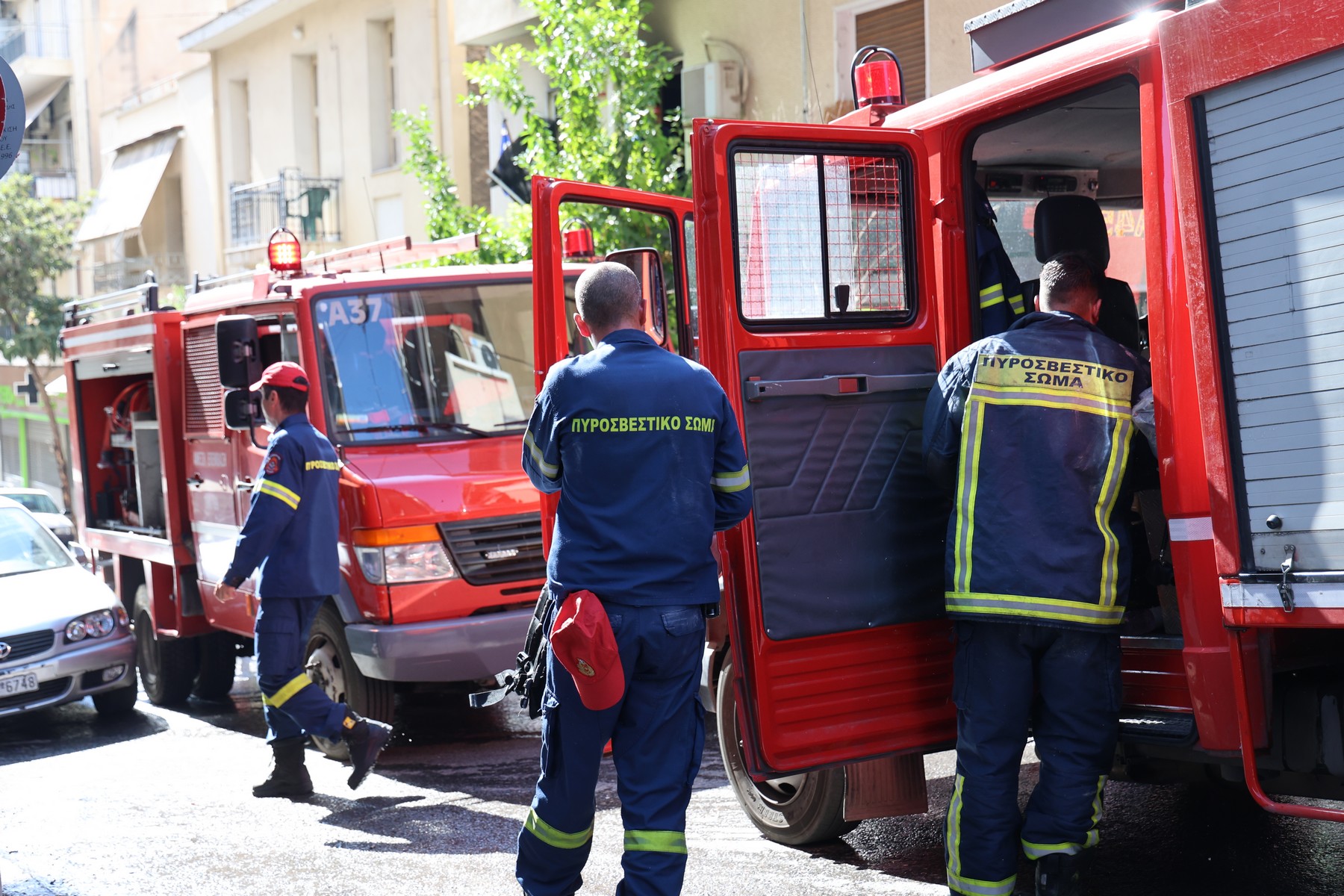 Φωτιά σε υπόγειο διαμέρισμα στα Σεπόλια – Ένα άτομο στο νοσοκομείο
