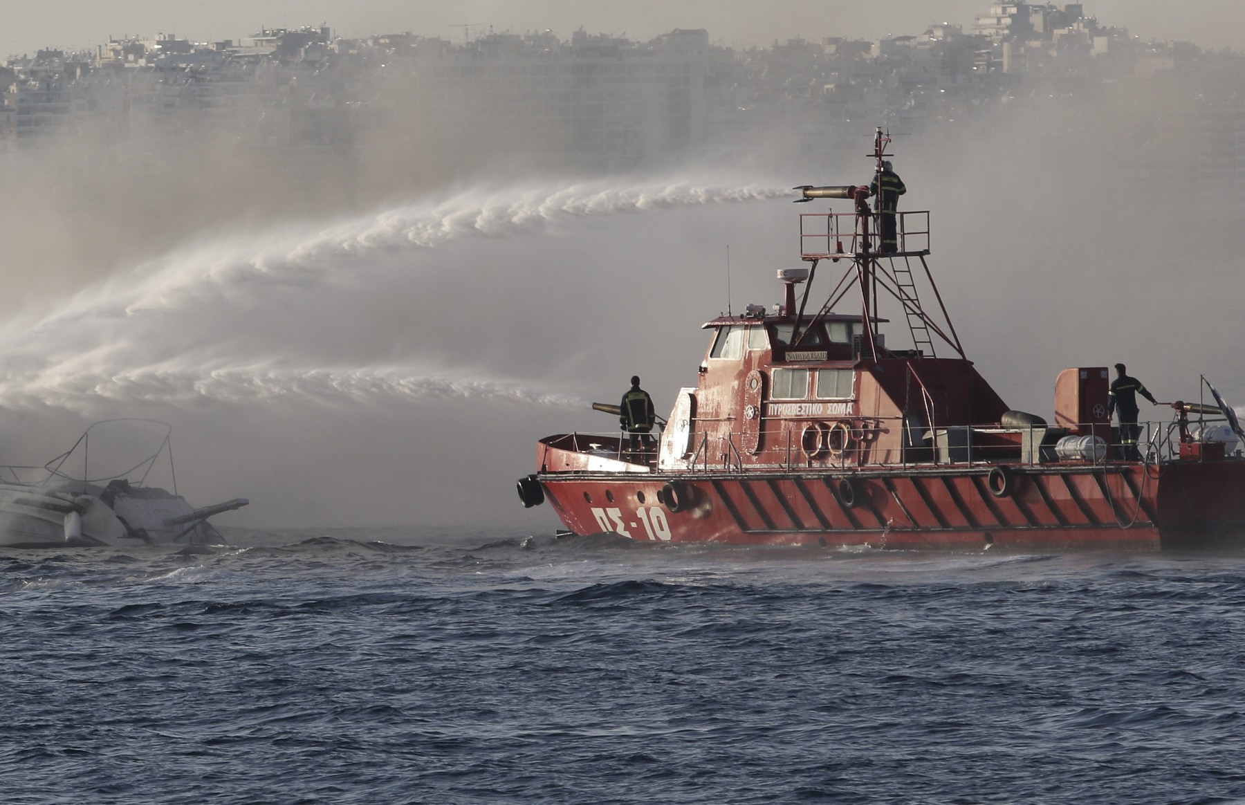 Φωτιά σε οχηματαγωγό πλοίο με 29 επιβαίνοντες βόρεια της Μυκόνου