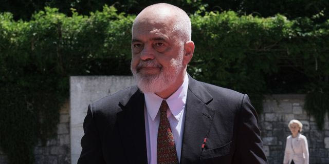 Έντι Ράμα: Διαδηλωτές του πέταξαν αυγά στη Νέα Υόρκη – “Υστερικές κότες” η απάντησή του