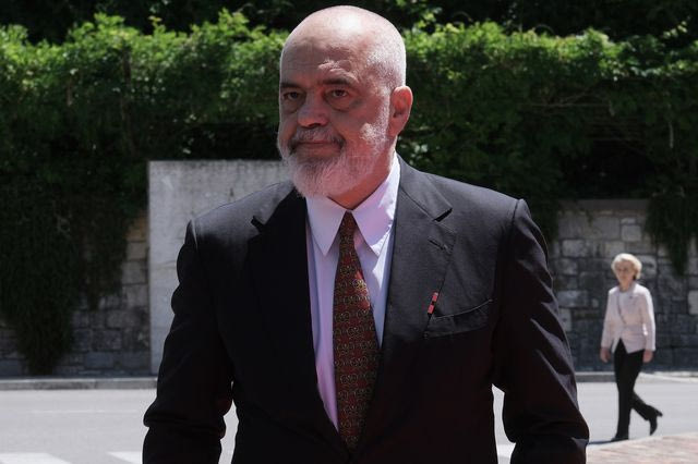 Έντι Ράμα: Διαδηλωτές του πέταξαν αυγά στη Νέα Υόρκη – “Υστερικές κότες” η απάντησή του