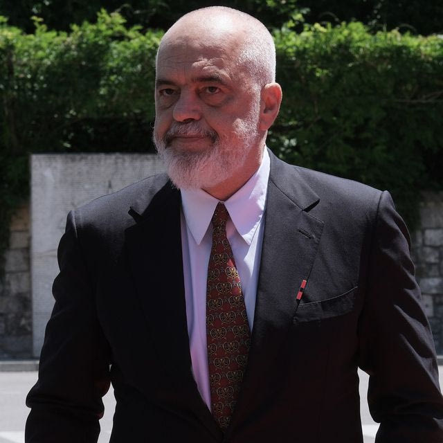 Έντι Ράμα: Διαδηλωτές του πέταξαν αυγά στη Νέα Υόρκη – “Υστερικές κότες” η απάντησή του