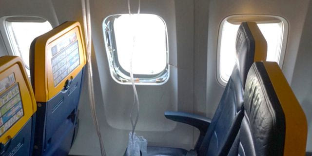 Η Ryanair αμφισβητεί ότι ο επιβάτης βγήκε έξω από το παράθυρο στην “πτήση του τρόμου”