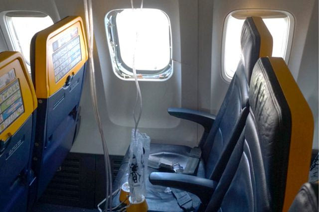 Η Ryanair αμφισβητεί ότι ο επιβάτης βγήκε έξω από το παράθυρο στην “πτήση του τρόμου”