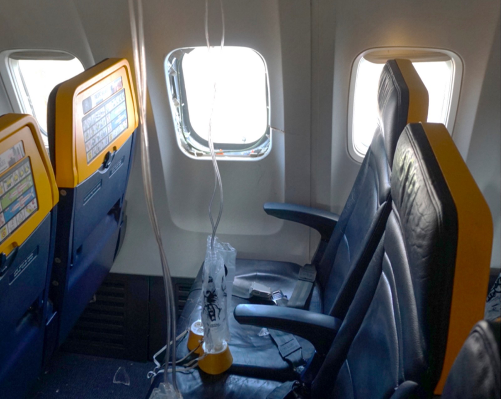 Η Ryanair θα αμφισβητήσει ότι ο επιβάτης βγήκε έξω από το παράθυρο στην “πτήση του τρόμου”