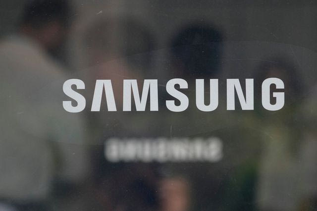 Αδιανόητο τρολάρισμα της Samsung για τα νέα μοντέλα της Apple – “Ειδοποιήστε μας όταν τελειώσετε το ξαναζέσταμα”