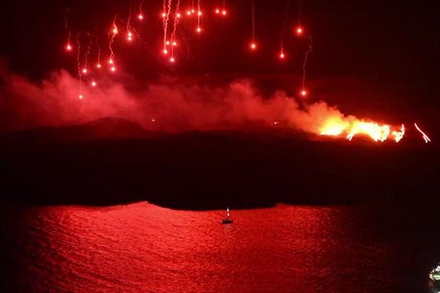 Φαντασμαγορικό θέαμα στη Σαντορίνη: Έγινε αναπαράσταση της έκρηξης του ηφαιστείου
