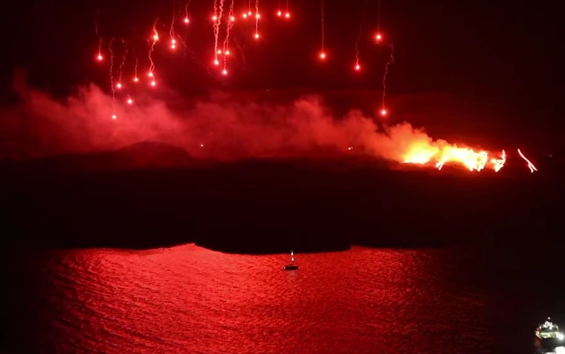 Φαντασμαγορικό θέαμα στη Σαντορίνη: Έγινε αναπαράσταση της έκρηξης του ηφαιστείου