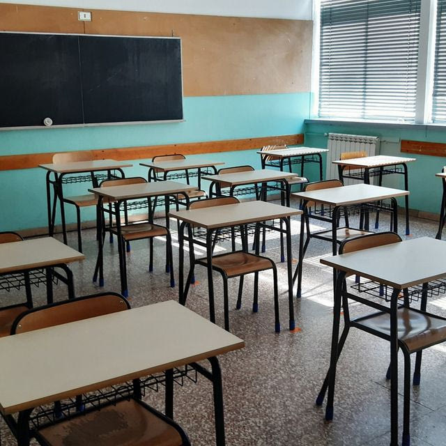 Μέγαρα: Οργή για την αποδοχή ακροδεξιάς δωρεάς σε σχολείο – “Έξω οι φασίστες”