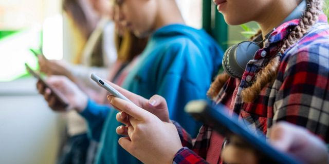 Η ΕΕ βάζει φρένο στα social media για παιδιά – Τι αλλάζει για ανήλικους 13 και 15 ετών