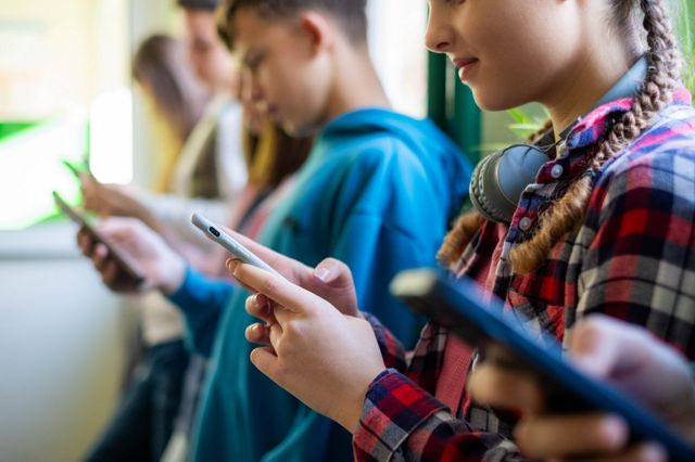 Η ΕΕ βάζει φρένο στα social media για παιδιά – Τι αλλάζει για ανήλικους 13 και 15 ετών