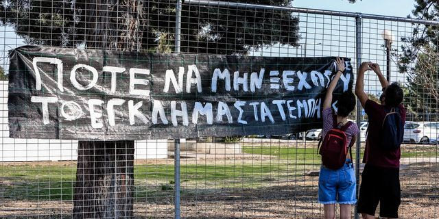 Δίκη για τα Τέμπη: Κατέθεσε η σύζυγος του μηχανοδηγού – “Σε ένα βράδυ όλα χάθηκαν – Δεν ζήτησε κανείς συγγνώμη”