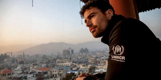 O Theo James κοιτάει από ψηλά την πόλη της Δαμασκού κατά την επίσκεψή του στη Συρία τον Ιανουάριο του 2026.