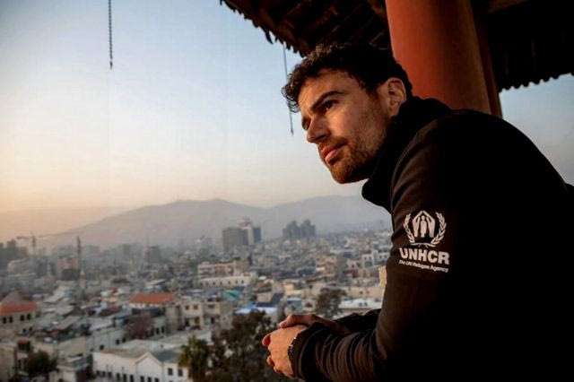 O Theo James κοιτάει από ψηλά την πόλη της Δαμασκού κατά την επίσκεψή του στη Συρία τον Ιανουάριο του 2026.
