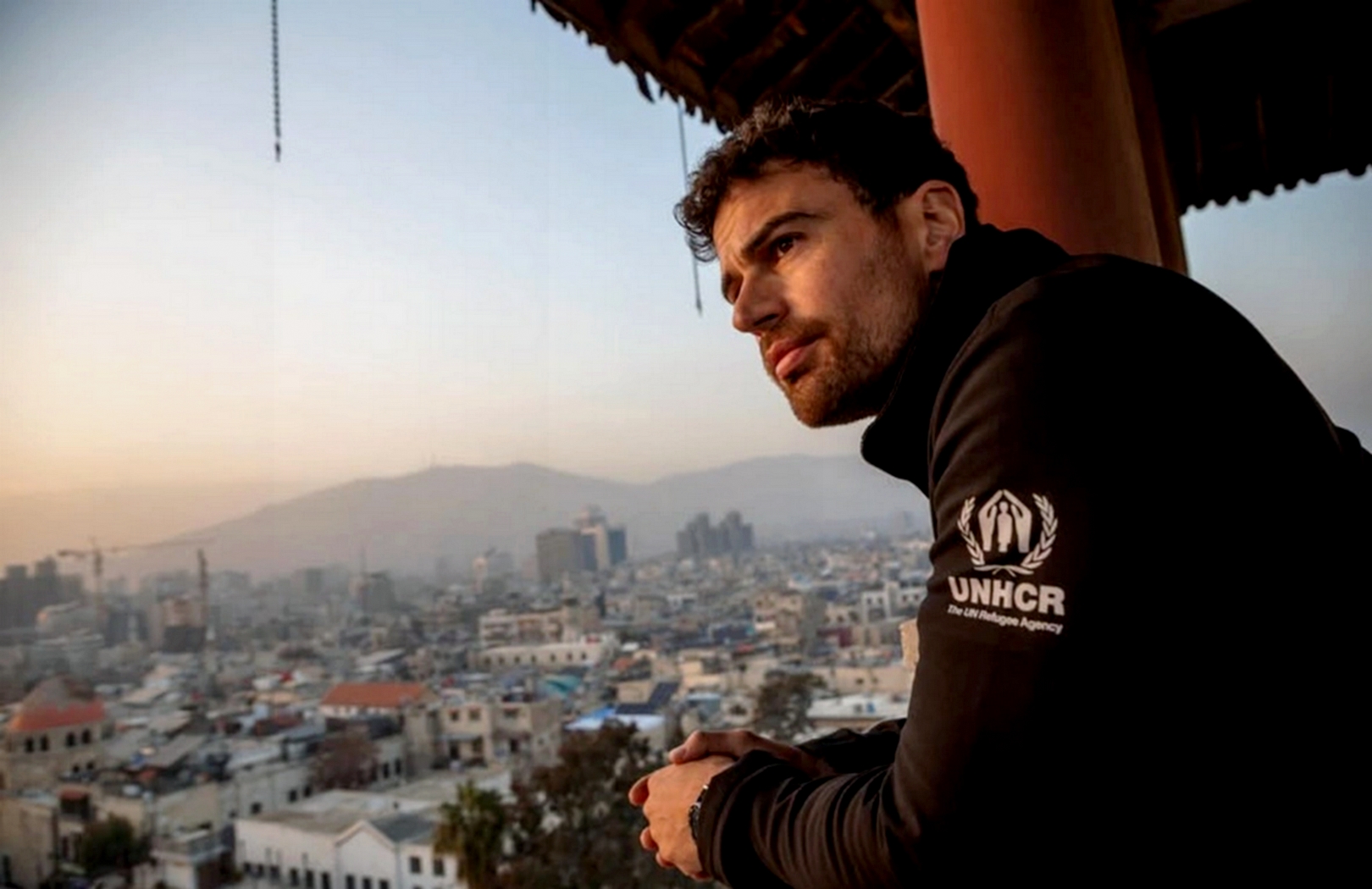 Η αποκάλυψη Theo James για τον Έλληνα παππού του και τη Συρία