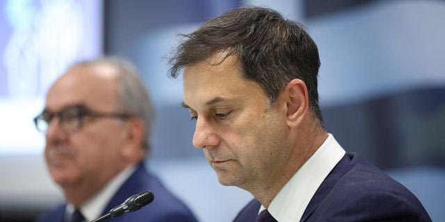 Το Μαξίμου αποδοκιμάζει αλλά δεν δείχνει την έξοδο στον Θεοχάρη