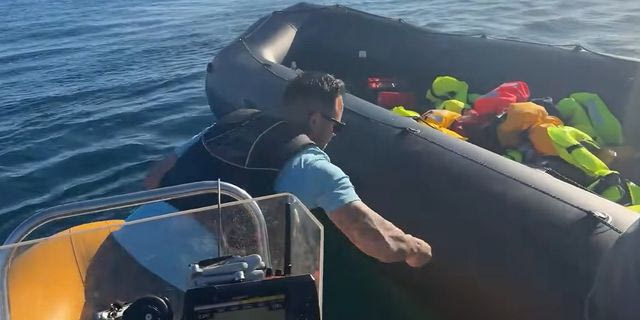 Μάγχη: Ακροδεξιός έσκισε βάρκα προσφύγων την ώρα που επέβαινε διασώστης