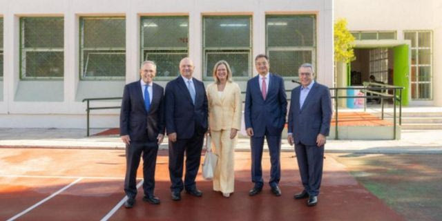 Από αριστερά: ο Ανώτερος Γενικός Διευθυντής Λιανικής Τραπεζικής της Πειραιώς Βασίλης Κουτεντάκης, ο Πρόεδρος της Ελληνικής Ένωσης Τραπεζών Γιώργος Ζανιάς, η Γενική Διευθύντρια Λιανικής Τραπεζικής της Εθνικής Τράπεζας Χριστίνα Θεοφιλίδη, ο Διευθύνων Σύμβουλος της Eurobank Φωκίων Καραβίας, ο Διευθύνων Σύμβουλος της Alpha Bank Βασίλης Ψάλτης