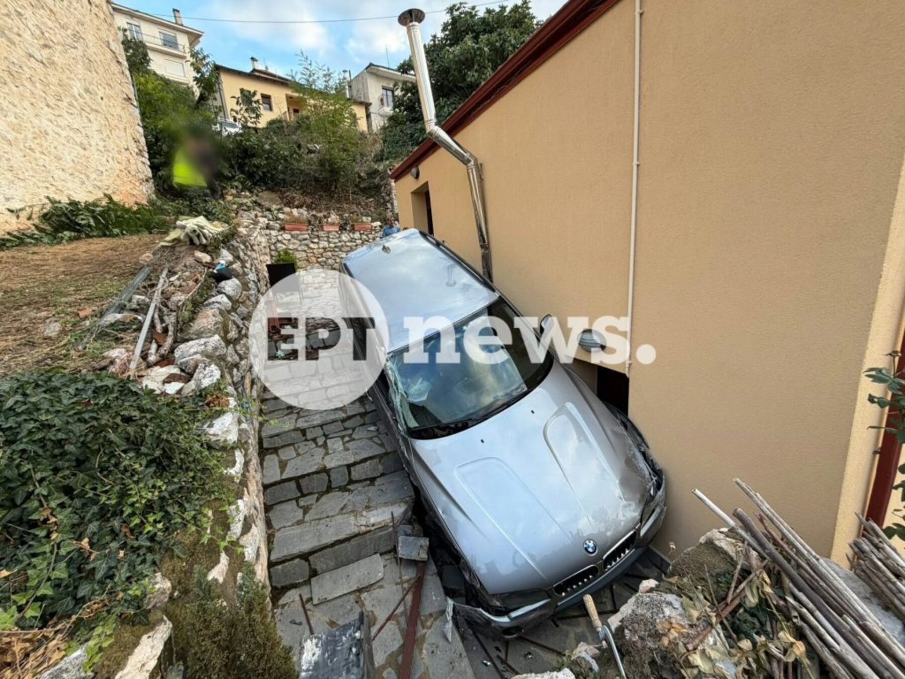 Παραλίγο τραγωδία στην Καστοριά: Αυτοκίνητο "προσγειώθηκε" σε αυλή σπιτιού