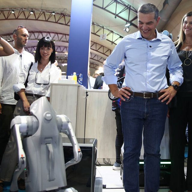 Η βόλτα του Αλέξη Τσίπρα στα περίπτερα της 90ής ΔΕΘ