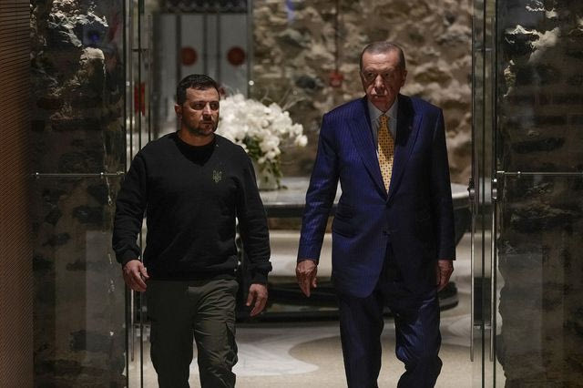 Ερντογάν σε Ζελένσκι: Να σταματήσουν οι επιθέσεις σε εμπορικά πλοία στη Μαύρη Θάλασσα
