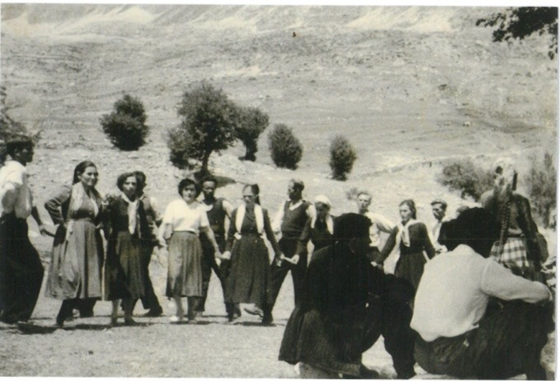 Το πανηγύρι της Αγίας Παρασκευής στους Καλαρρύτες Ιωαννίνων - Χορός στην τοποθεσία «Λιβάδι»