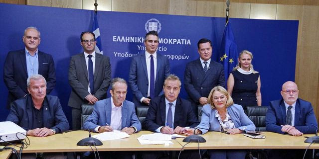 Από την υπογραφή των συμβάσεων