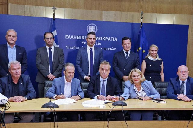 Από την υπογραφή των συμβάσεων