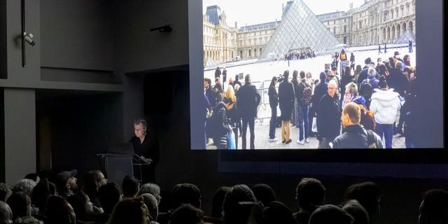 Υπάρχει αίμα στα iPhone μας: Ο Alfredo Jaar στο ΕΜΣΤ για την τέχνη και το τέλος του κόσμου