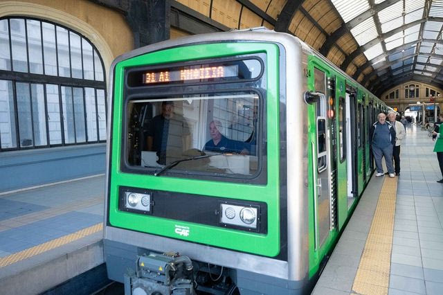 Γραμμή 1 του Μετρό: Στην κυκλοφορία ο πρώτος πλήρως ανακατασκευασμένος συρμός – Βίντεο