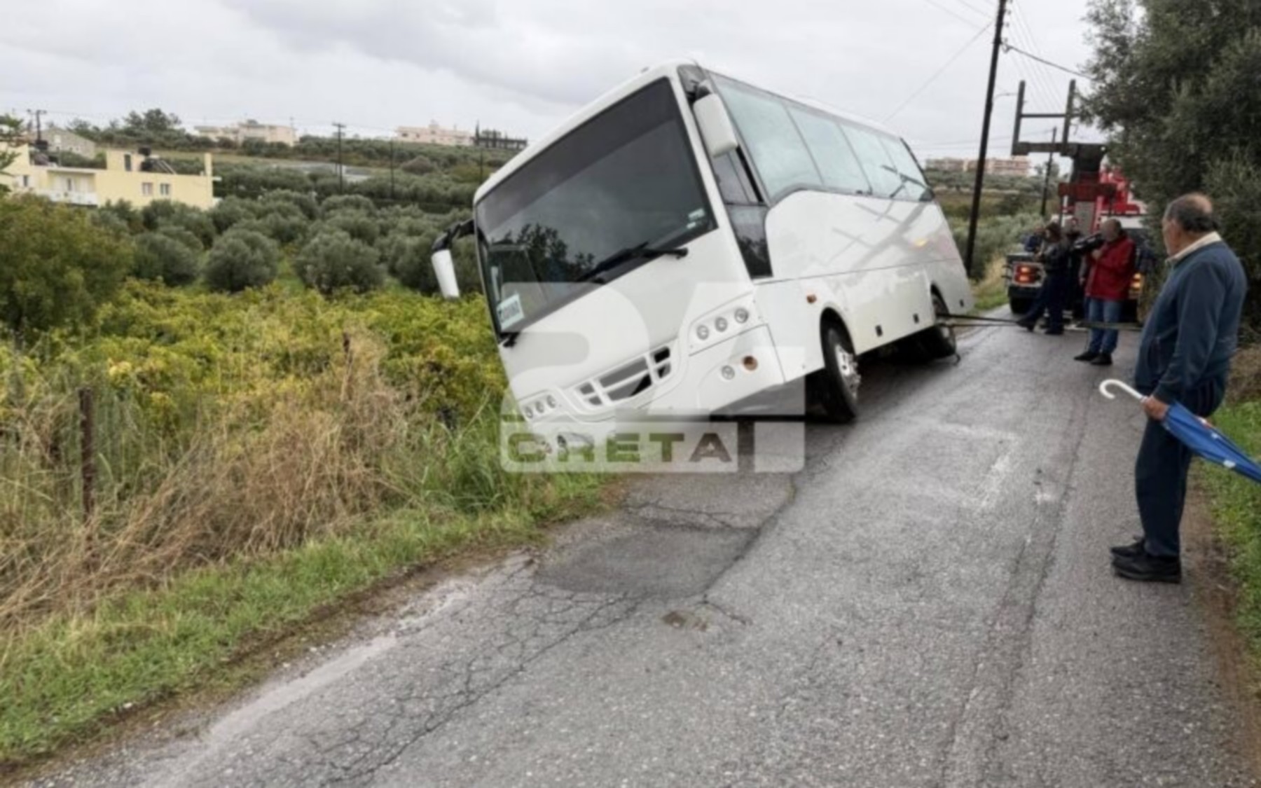 Κρήτη: Ατύχημα με σχολικό λεωφορείο στο Μαλεβίζι – Βγήκε εκτός δρόμου και έγειρε