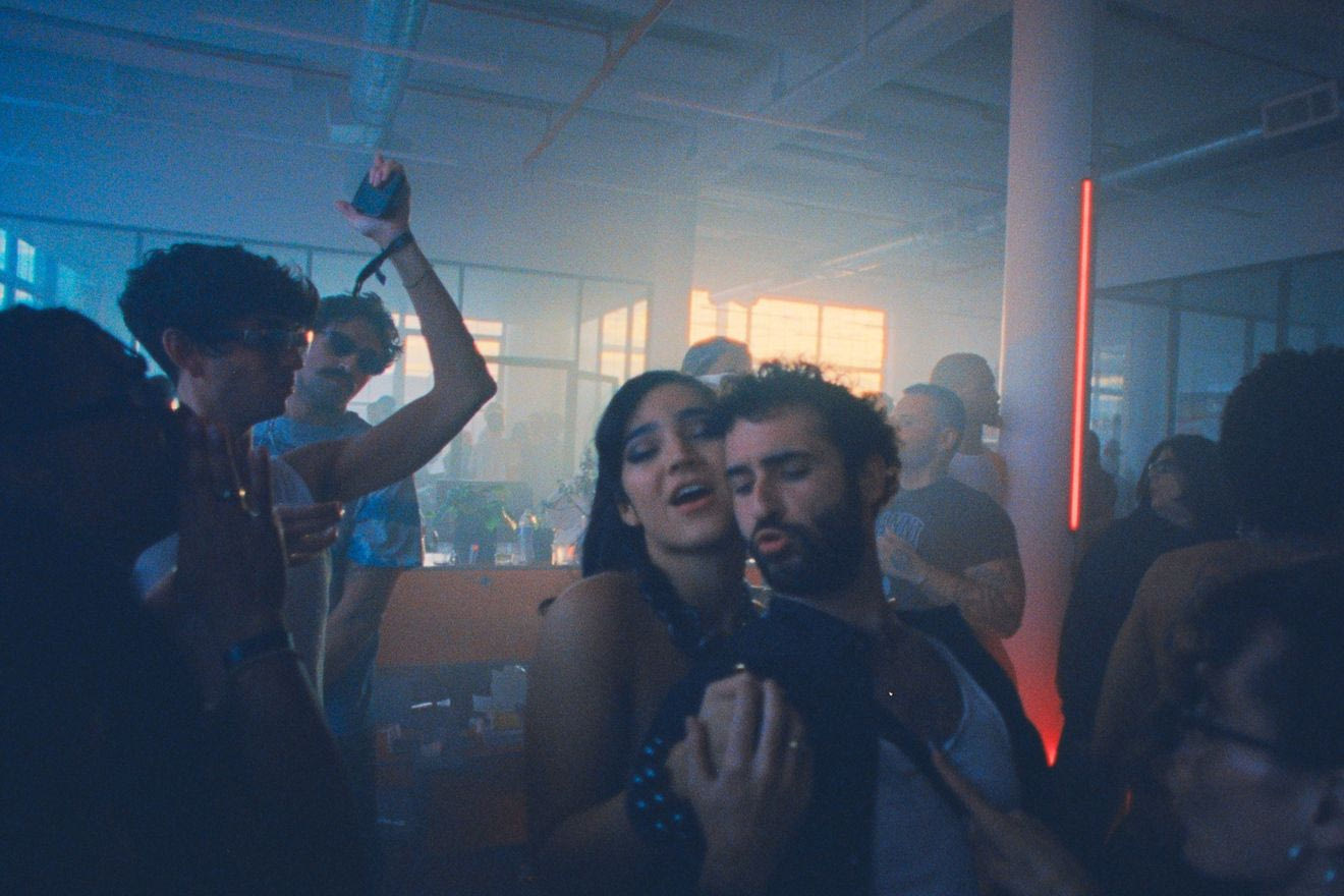 “Club Kid”: Από τα ξέφρενα κλαμπ στην ωρίμανση