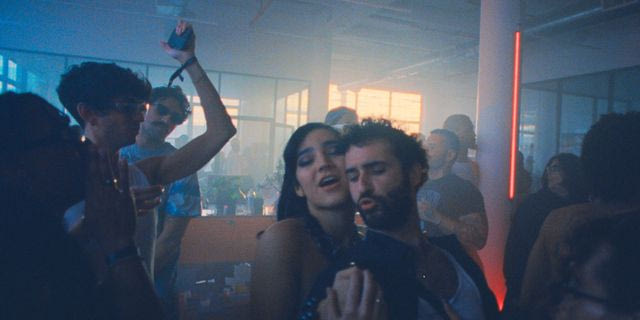 “Club Kid”: Από τα ξέφρενα κλαμπ στην ωρίμανση
