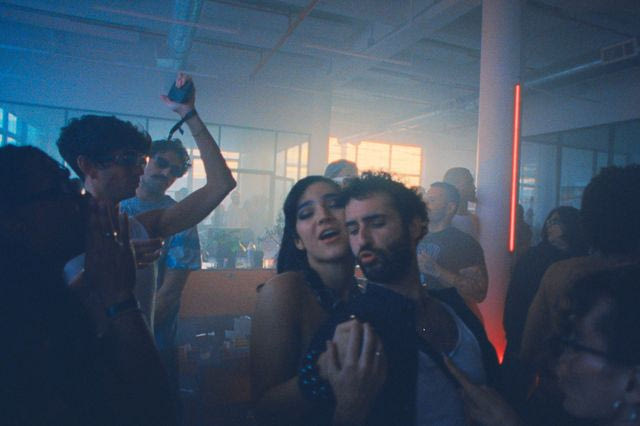 “Club Kid”: Από τα ξέφρενα κλαμπ στην ωρίμανση