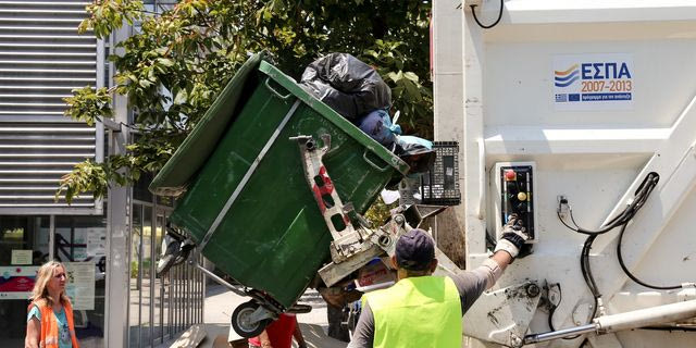 Ηλιούπολη: Σοβαρό εργατικό ατύχημα – Ακρωτηριάστηκε το δάχτυλο εργαζομένου καθαριότητας