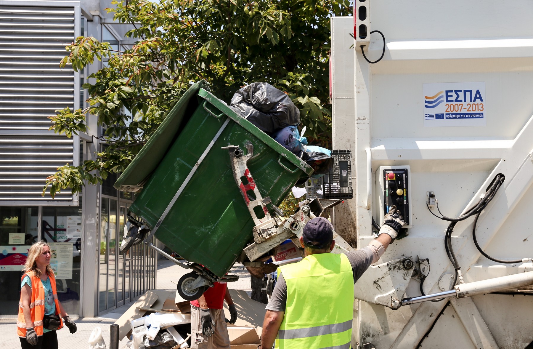 Ηλιούπολη: Σοβαρό εργατικό ατύχημα – Ακρωτηριάστηκε το δάχτυλο εργαζομένου καθαριότητας