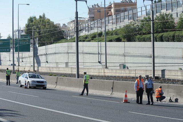 Πώς έγινε το τροχαίο στην Αττική Οδό – Ο οδηγός του φορτηγού εκσφενδονίστηκε