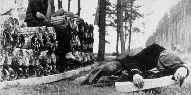 Εργαζόμενοι το 1943 κάνουν διάλειμμα
