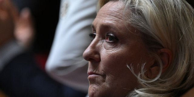 Η Μαρίν Λεπέν βλέπει να ανοίγει ο δρόμος της από ανθρώπους που, κατά τα λοιπά, τη μισούν