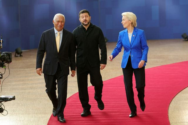 Φον ντερ Λάιεν σε Ζελένσκι: “Δεν θα άρουμε κυρώσεις αν η Ρωσία δεν σταματήσει τον πόλεμο”