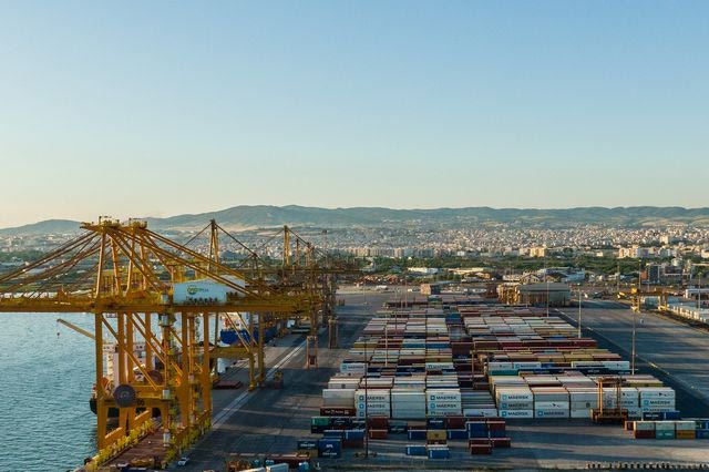 Θεσσαλονίκη: Επιχείρηση απεγκλωβισμού 54χρονου – Καταπλακώθηκε από εμπορευματοκιβώτιο